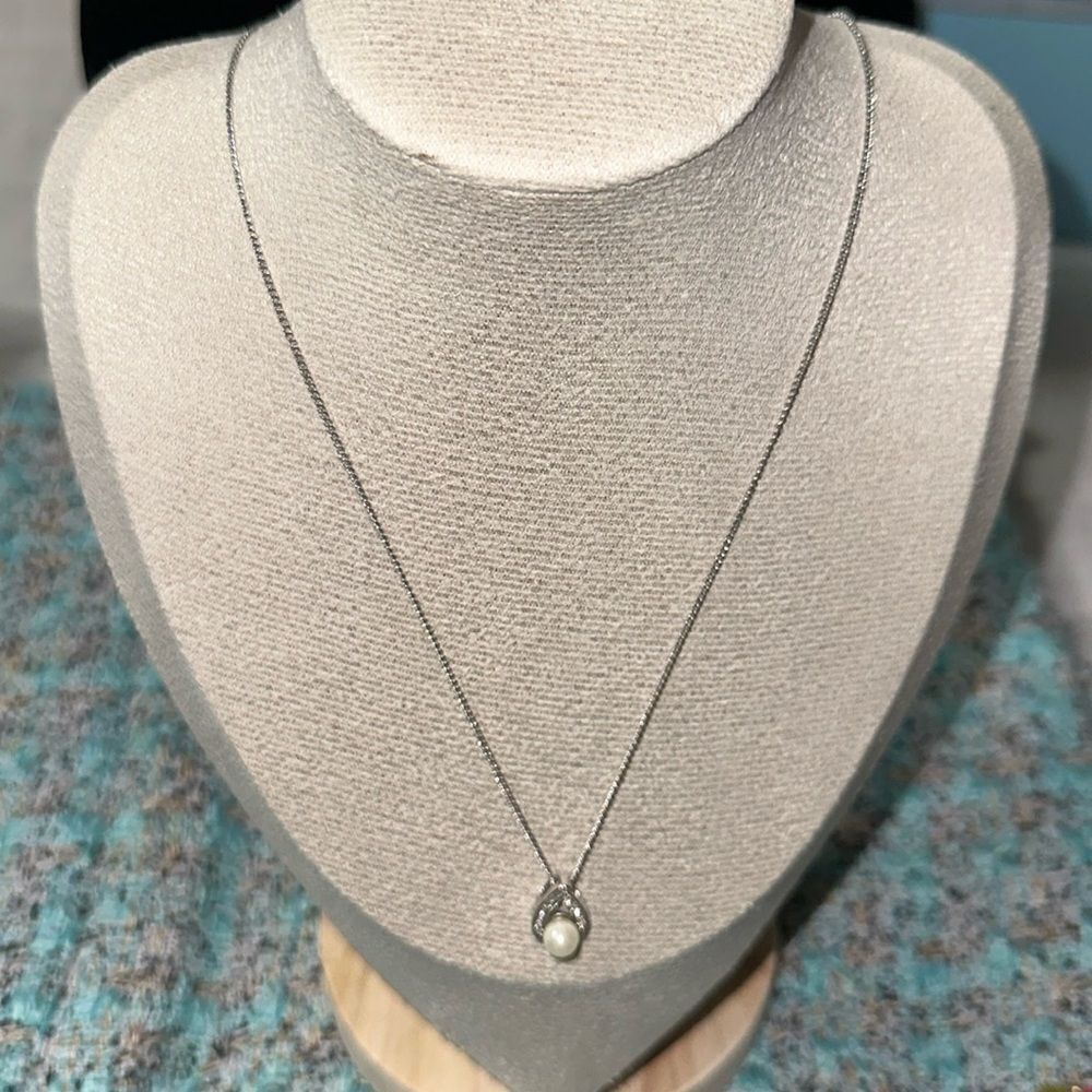 Silver tone tear drop faux pearl necklace